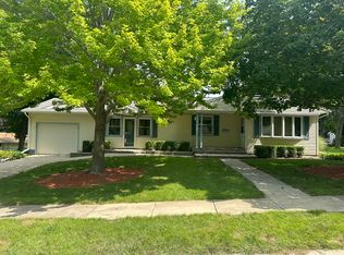 1437 Winter Dr, Freeport, IL 61032