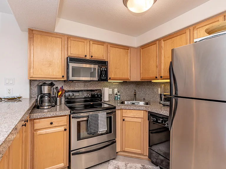 1833 N Williams St #504 — Photo 4