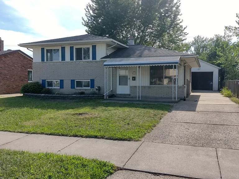 8211 Carrousel Blvd — Photo 2