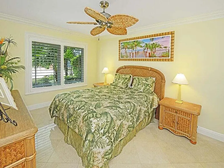 885 NE Mulberry Dr — Photo 17