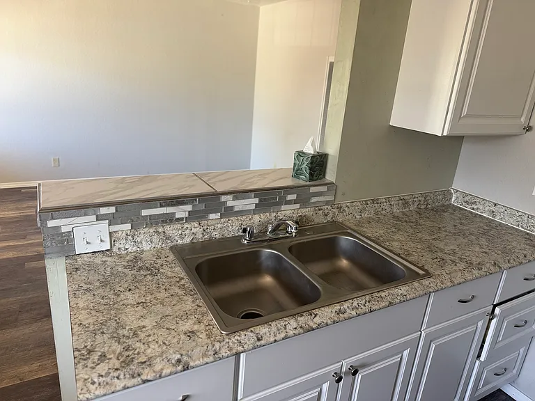 803 E Hill Ave — Photo 2
