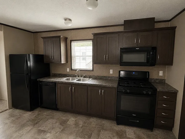 184 Lakeshore Cir #184 — Photo 2