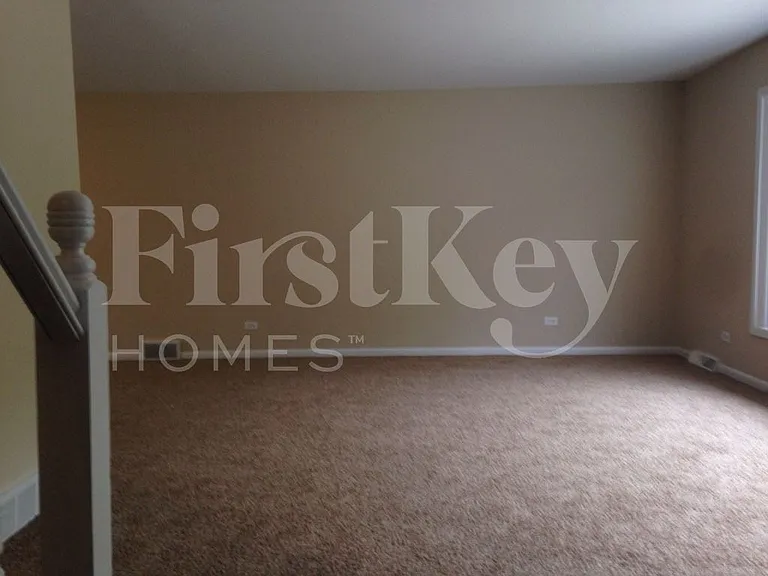 817 Rose Ln — Photo 4