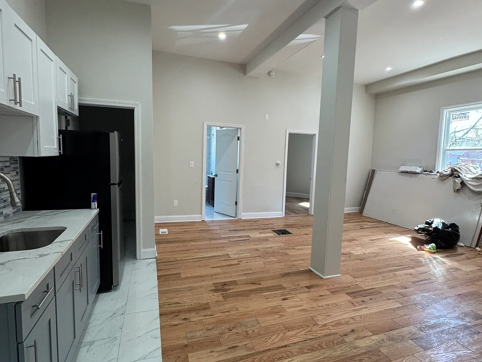 3 bed, 1.0 bath, 1000 sqft, $1,900 — Photo 4