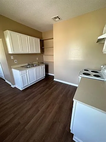 2515 N Galvez St — Photo 4