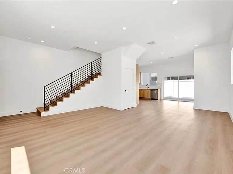 6734 1/2 Gentry Ave — Photo 2