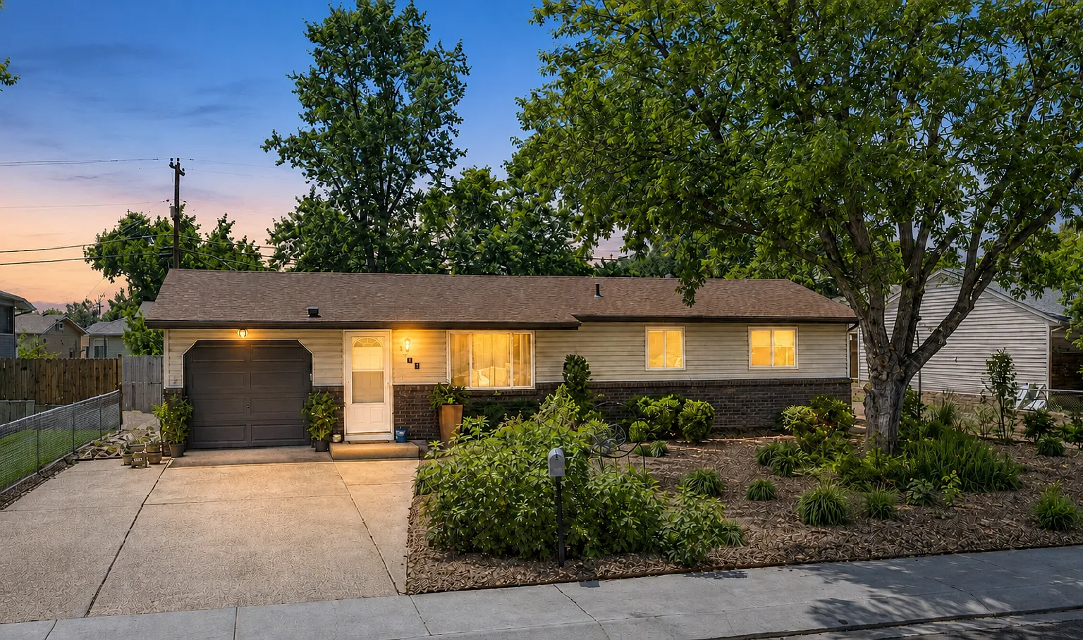 3 bed, 1.0 bath, 920 sqft, $1,900 — Photo 1