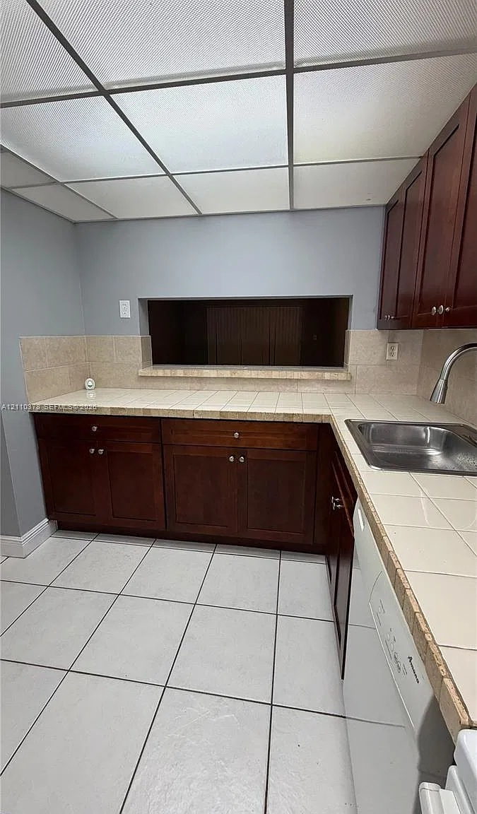 Versailles Gardens Condo — Photo 2