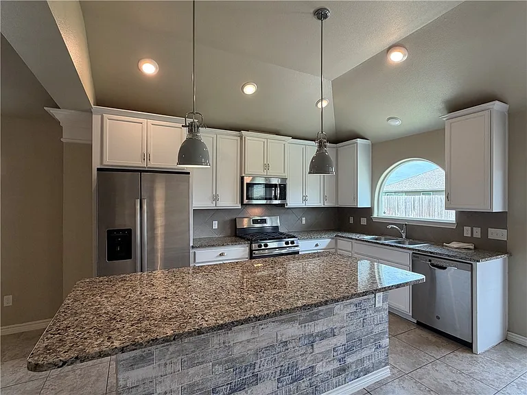 8033 Cormorant Dr — Photo 9