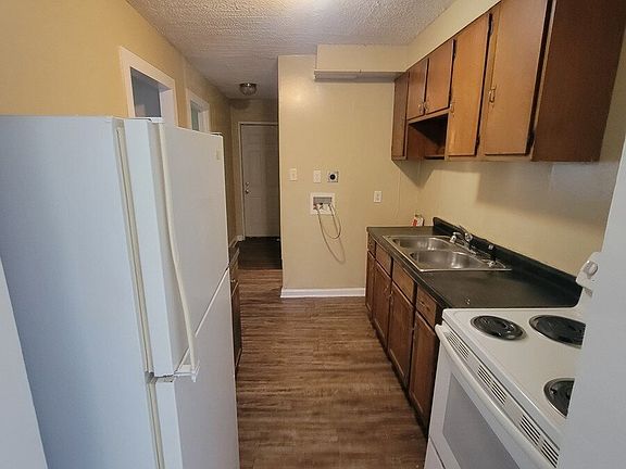 3rd image of 6711 E 42nd St