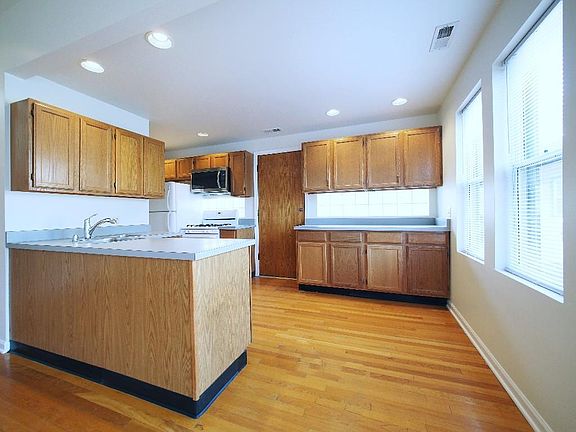2nd image of 3063 N Clybourn Ave APT 2