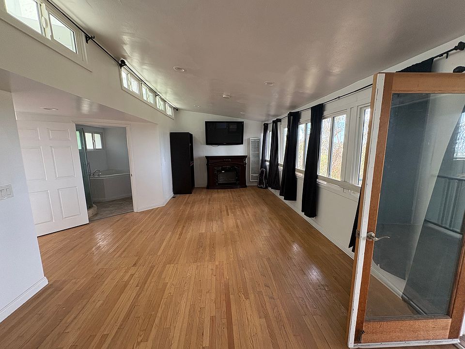 Living/Bedroom Area