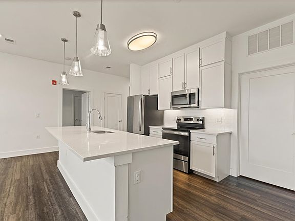 4th image of 450 Springfield Ave