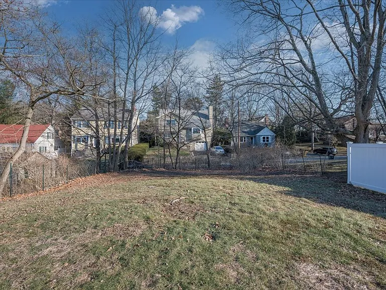 46 Upland Ave — Photo 23