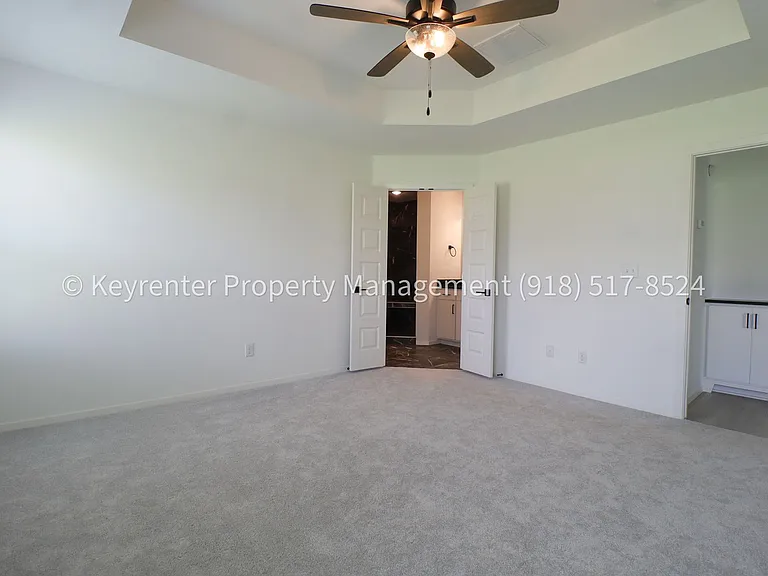 2908 S Redwood Ave — Photo 23
