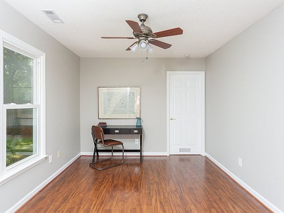 5th image of 137 Harpers Hop Dr