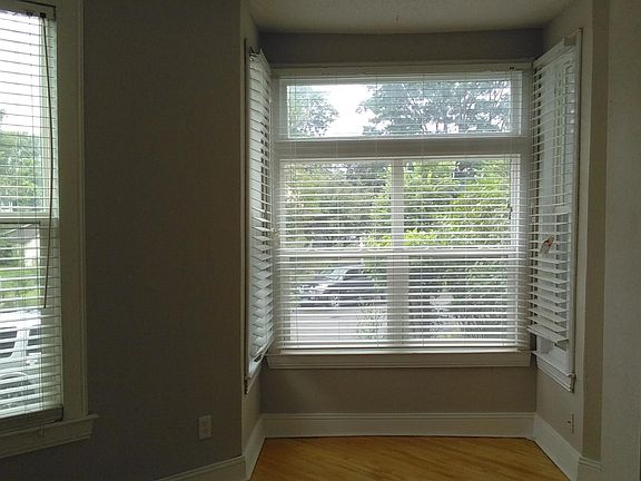 4th image of 105 Jessamine Ave W #1
