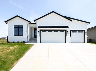 1334 S 92nd St, West Des Moines, IA 50266