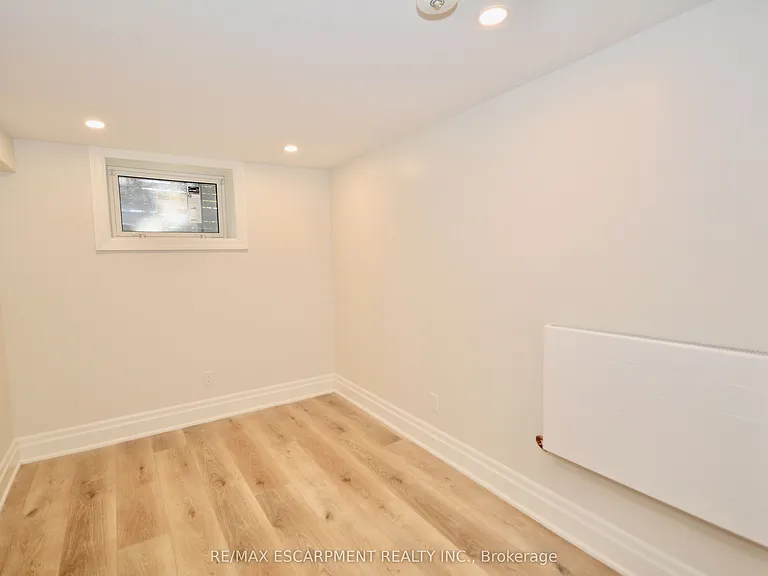 17 Inverness Ave W #LOWER — Photo 9