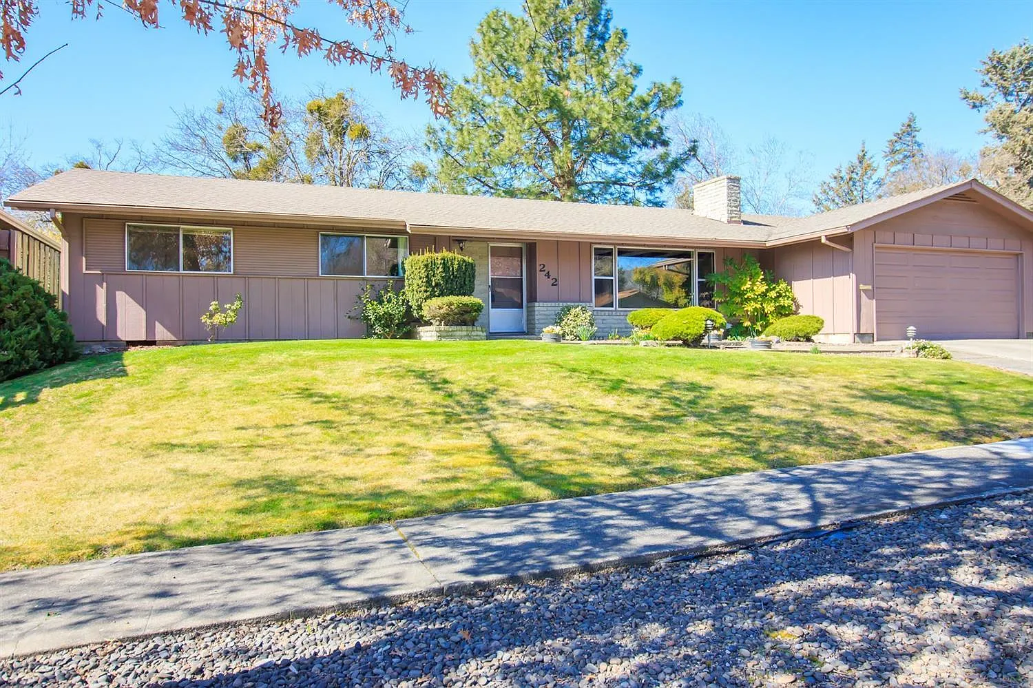 242 White Oak Rd photo 1