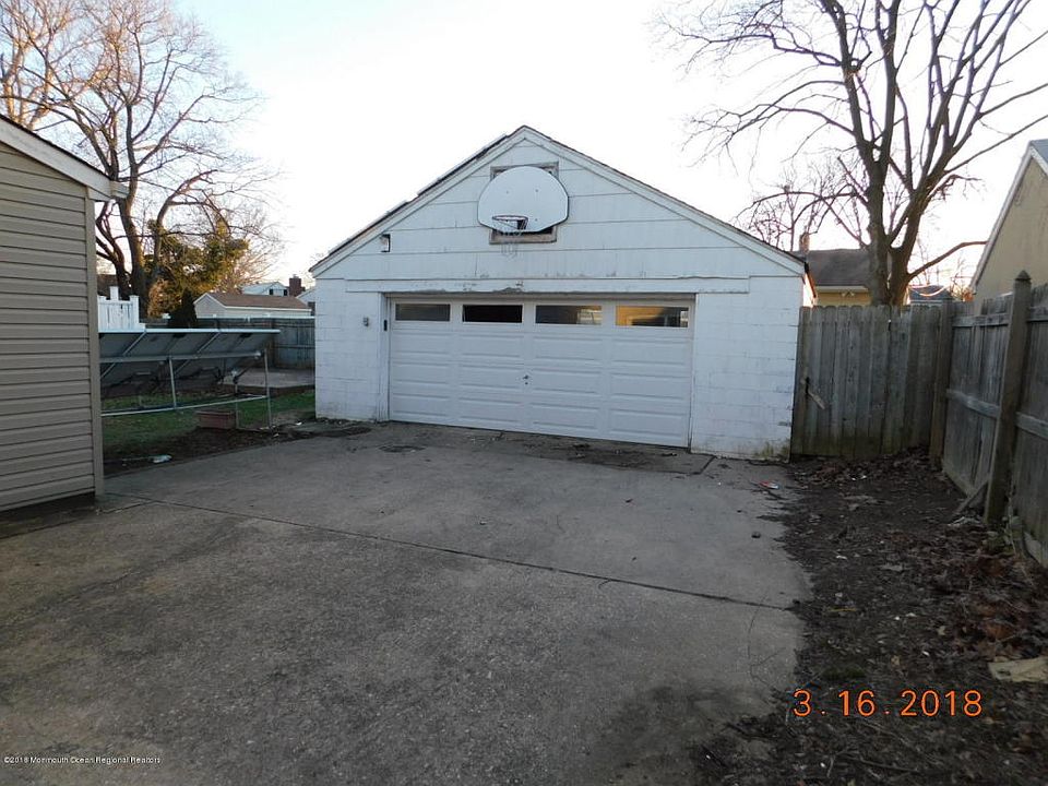 2nd image of 18 Edgewater Dr