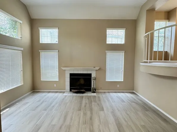 694 Warwick Ave, Thousand Oaks, CA 91360