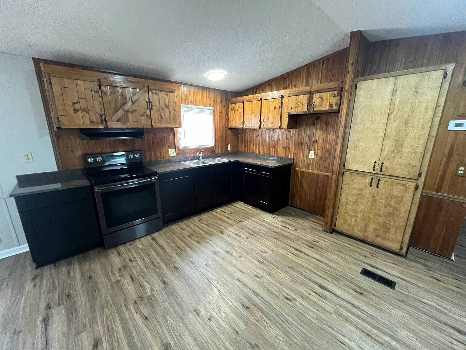 3 bed, 1200 sqft, $1,200 — Photo 2