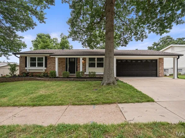 628 Hickory Knoll Ct, Ballwin, MO 63021