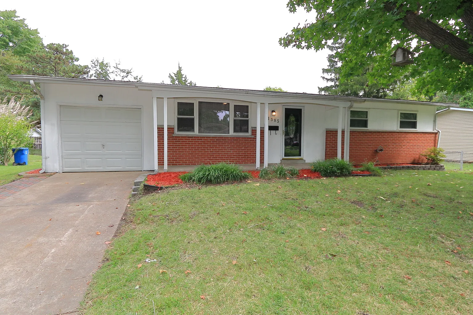 1585 Jackson Ln photo 1