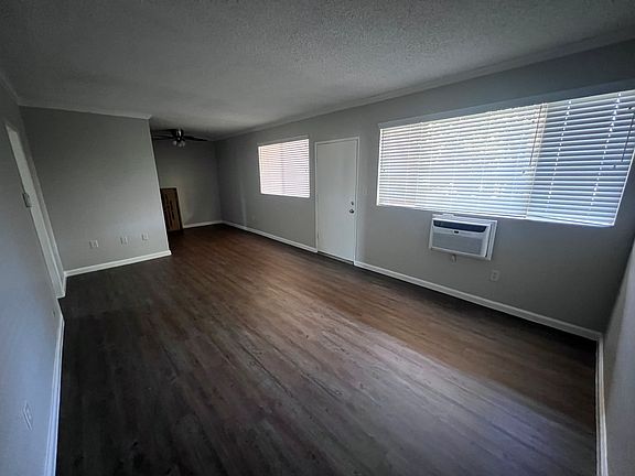 927 Sq Ft 2bed 2bath Living room