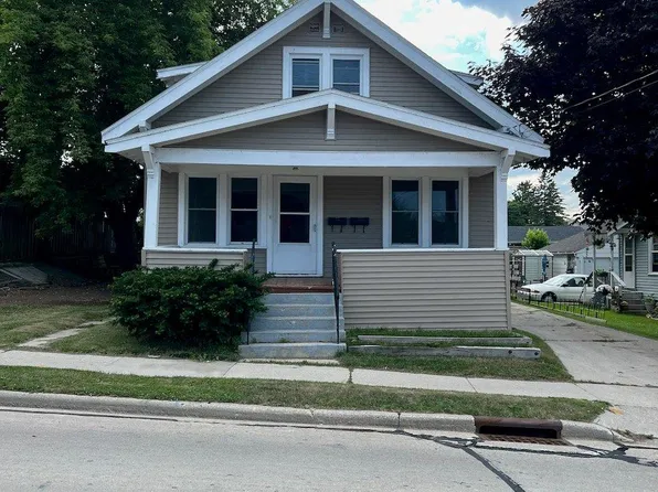 930 S 21st St, Manitowoc, WI 54220