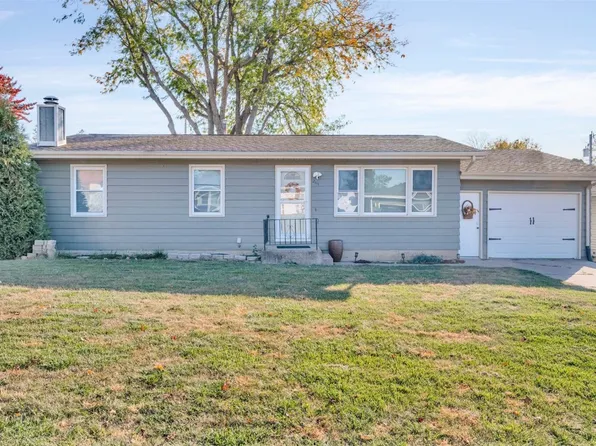 2111 Hughes Dr SW, Cedar Rapids, IA 52404