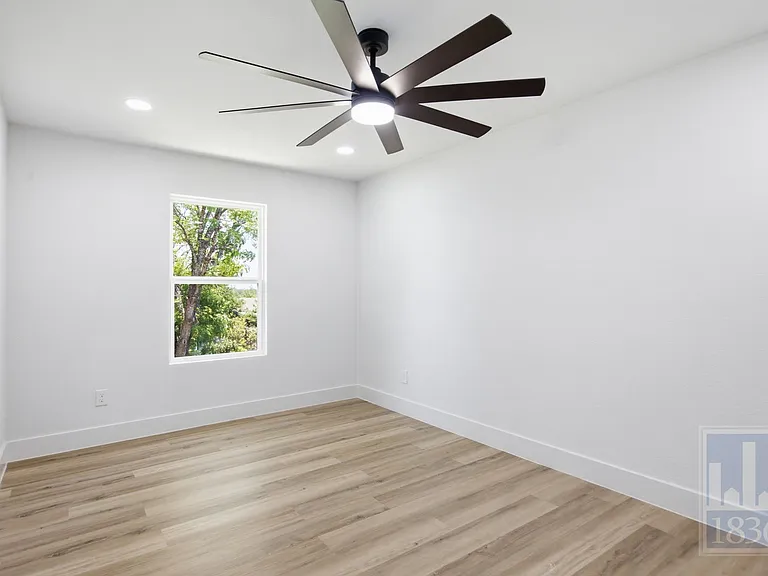3610 Alexandria Dr — Photo 10