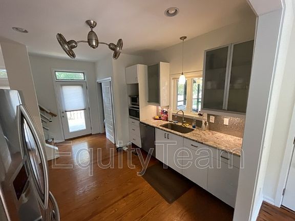 3rd image of 522 W Loveland Ave