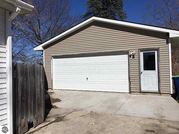3rd image of 122 N Huron St