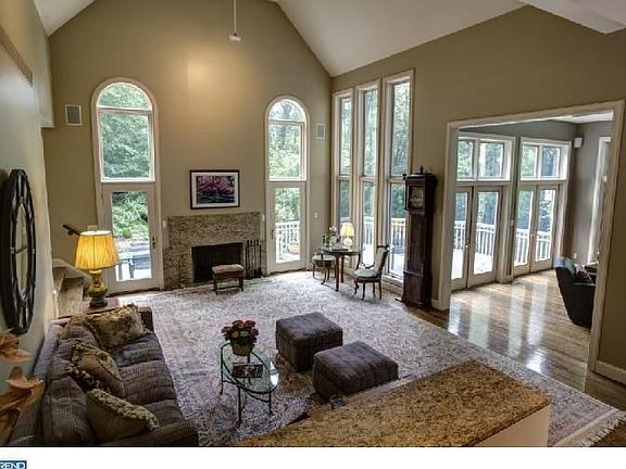 5th image of 2 Hearth Ln