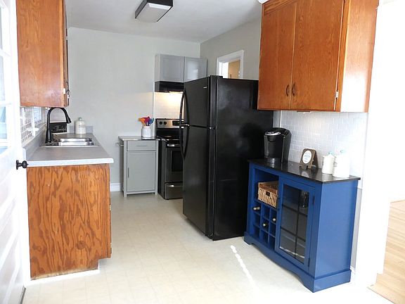 4th image of 1315 Marshall St