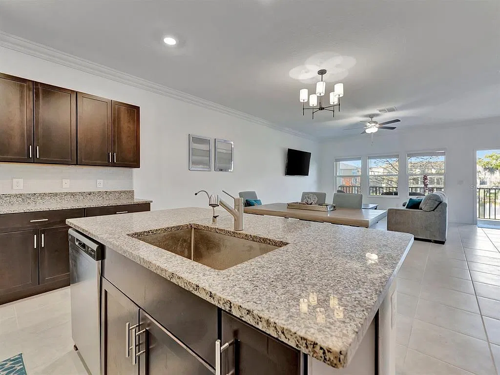 4 bed, 3.0 bath, 2077 sqft, $5,200 — Photo 4