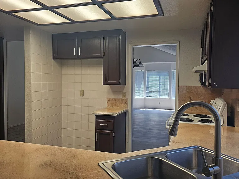 385 Portsmouth Ave — Photo 5