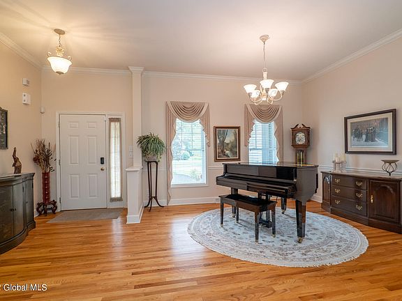 5th image of 19 Summerfield Cir