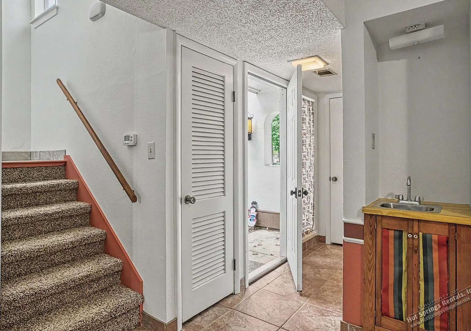 Two level Townhome in DeSoto Courts — Photo 2