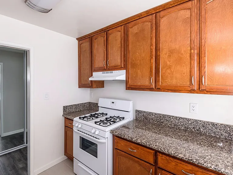 901 Manhattan Ave #8 — Photo 7