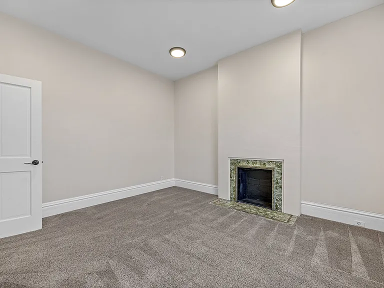 Thomas Logan Apartments — Photo 12