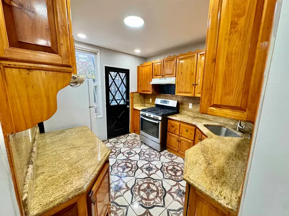 272 Winfield Avenue image 5 of 14