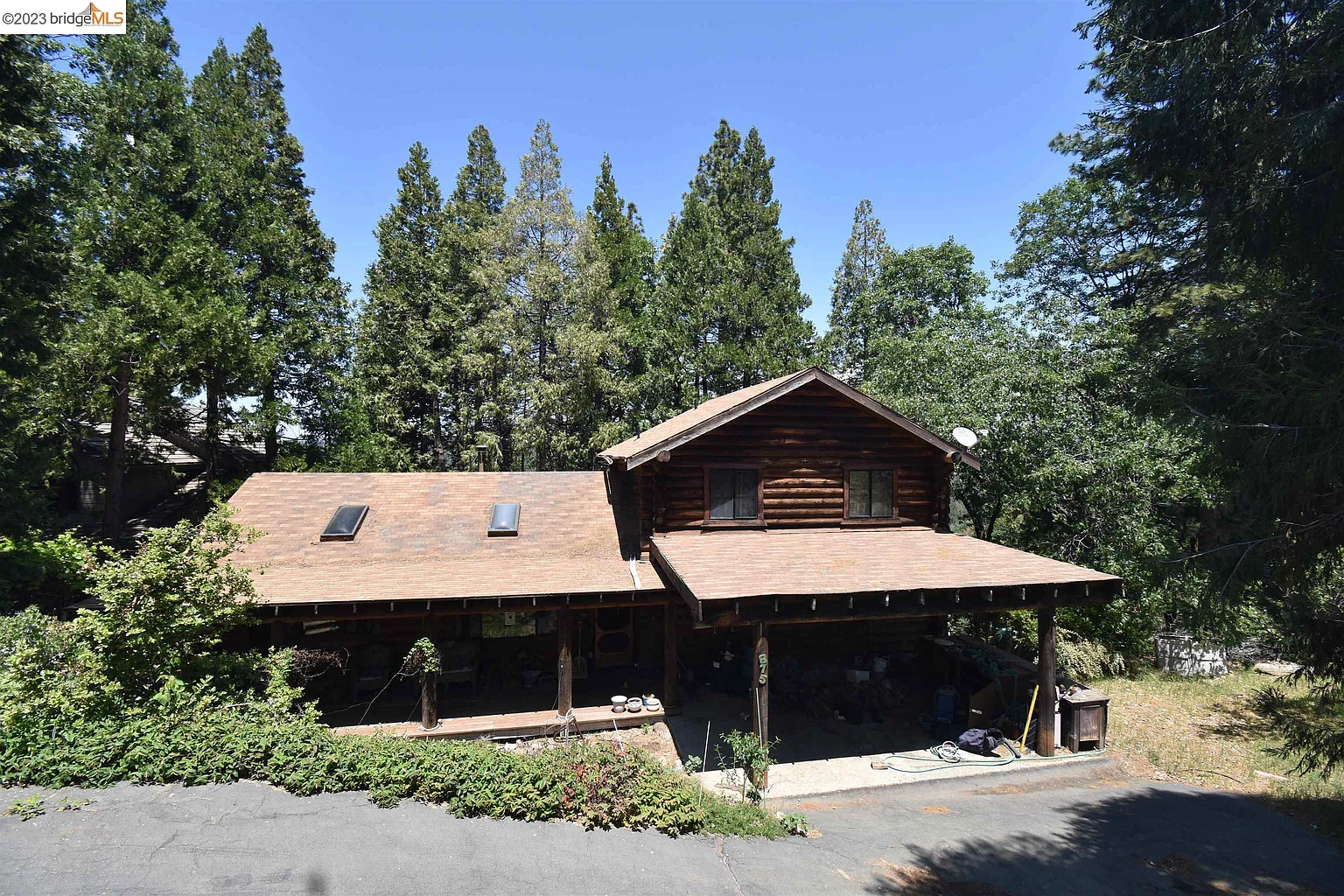 875 Larkspur Ln photo 1