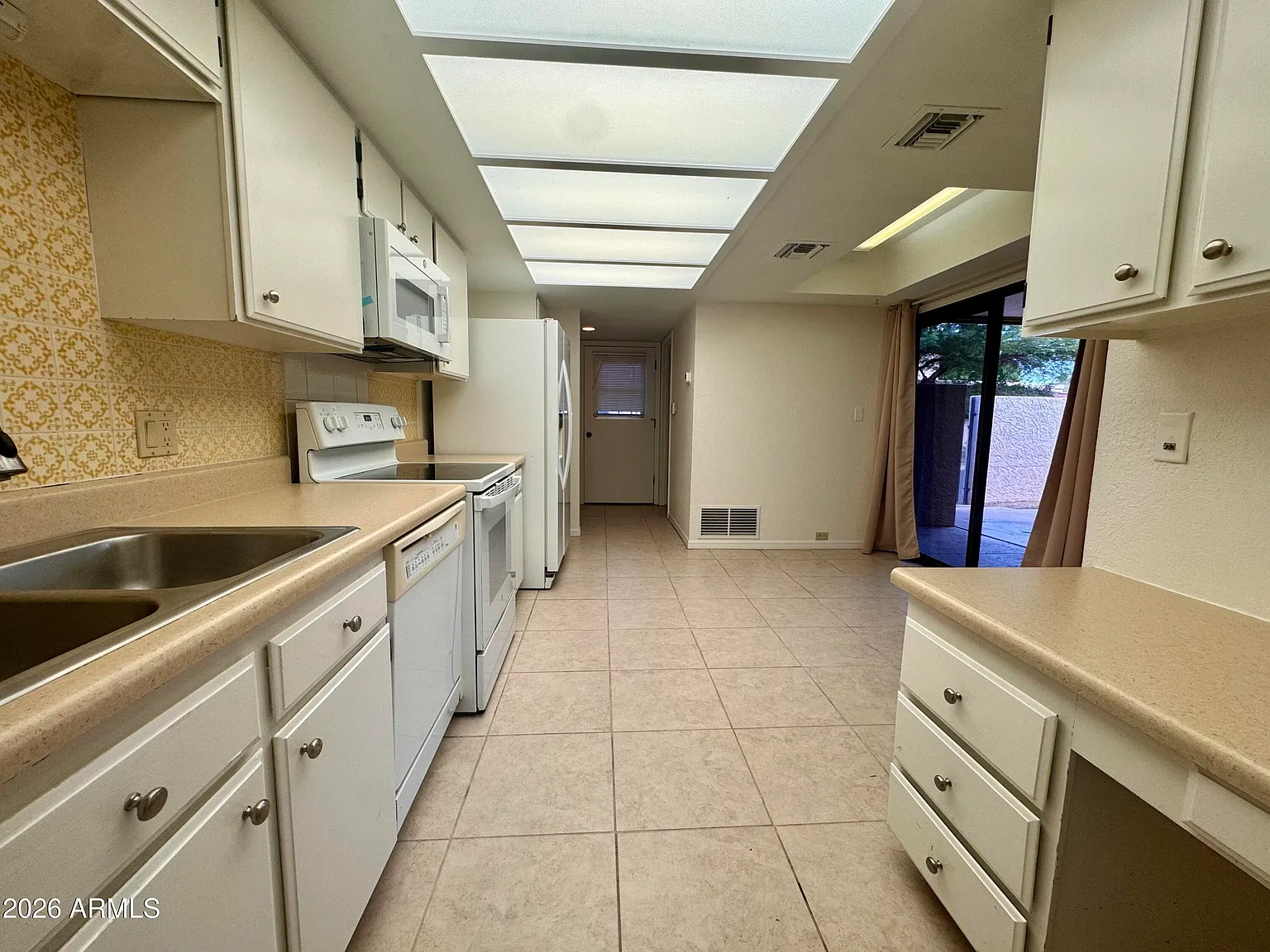 3 bed, 2.0 bath, 1975 sqft, $2,555 — Photo 2