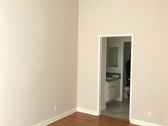 3rd image of 12653 Oxnard St APT 5