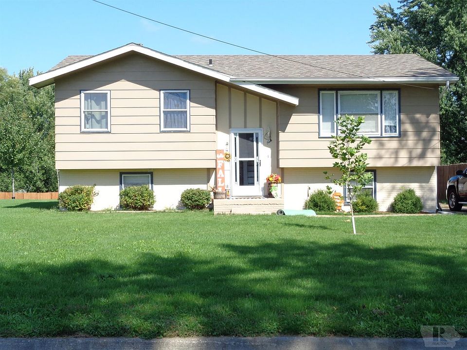 1st image of 9 G Ave W