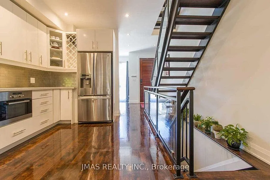 3 bed, 2.5 bath, 2150 sqft, $8,880 — Photo 3