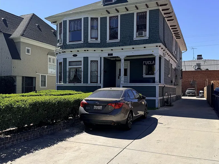 2803 S Menlo Ave — Photo 1